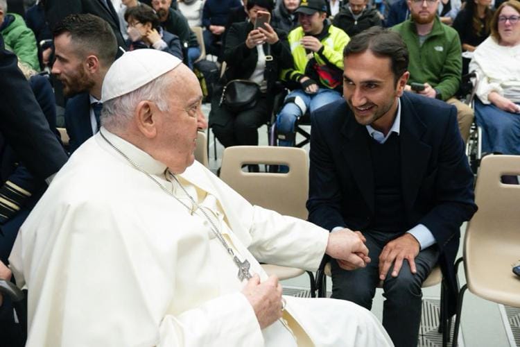 Donato a papa Francesco un Cristo con i piercing