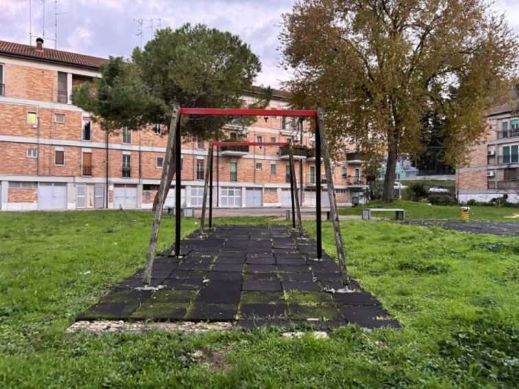 Matera, il parco “fantasma” nel rione Bottiglione: lo spazio verde in preda all’abbandono
