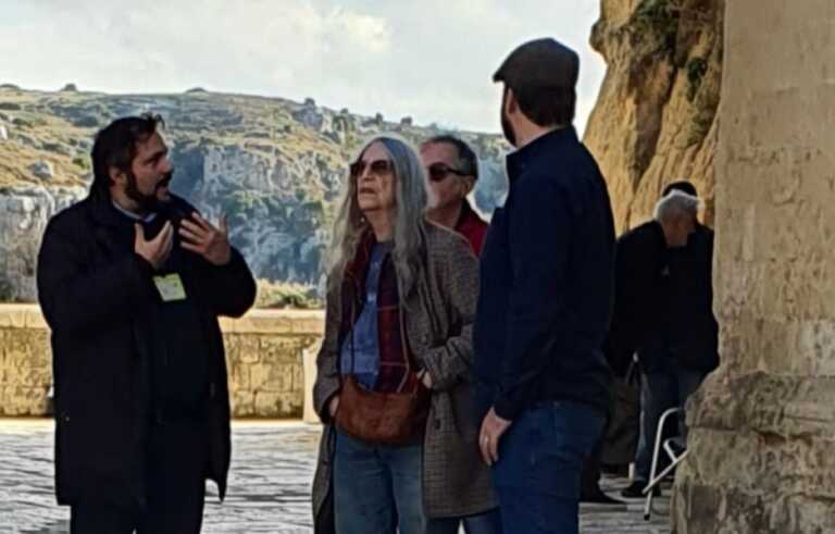 Patti Smith a Matera si commuove visitando i Sassi: «Sensazioni mai provate prima»