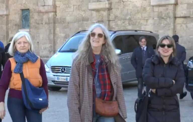 Galleria foto 'Patti Smith a Matera si commuove visitando i Sassi: «Sensazioni mai provate prima»' - foto 1