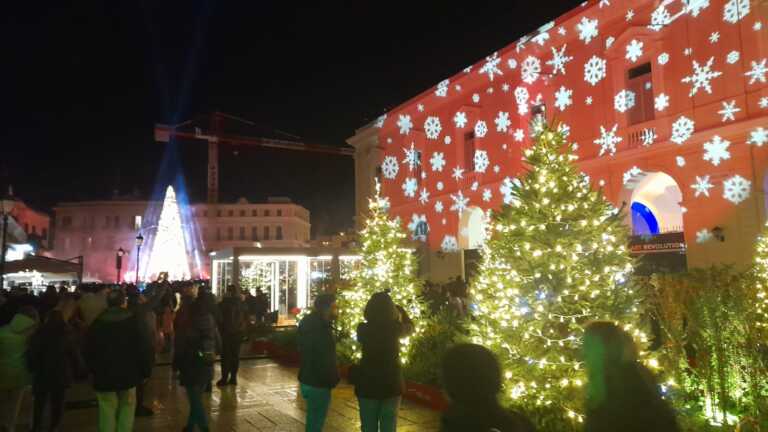Galleria foto 'Bari, ecco il grande albero di Natale in piazza del Ferrarese: via alle feste – VIDEO' - foto 1