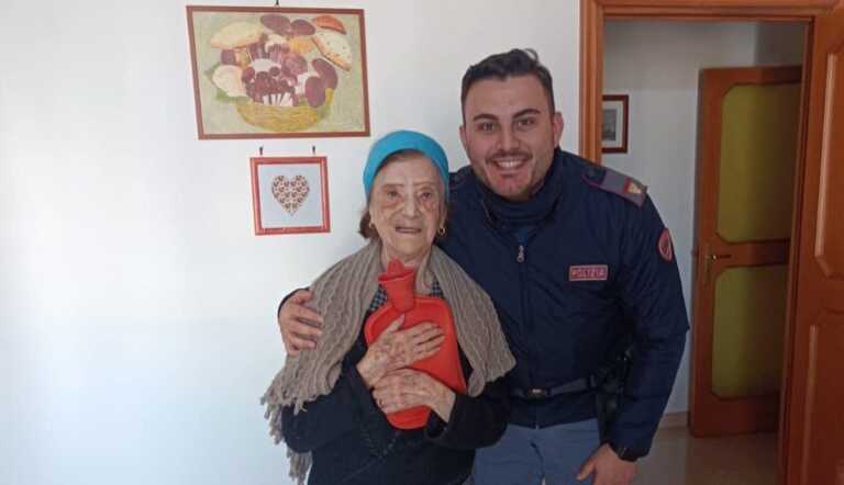 Andria, sola e con i figli lontani chiedi aiuto alla polizia: gli agenti cucinano per una 96enne