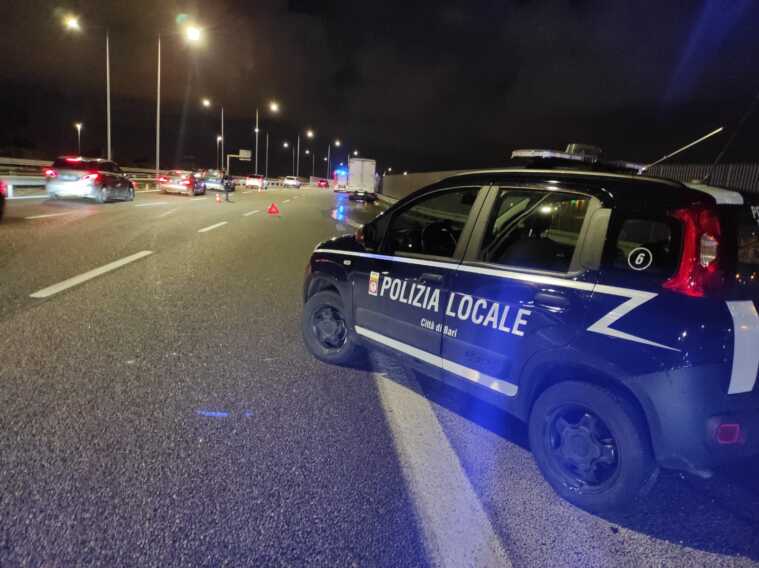Galleria foto 'Bari, camion in fiamme sulla strada statale 16: disagi alla circolazione' - foto 1