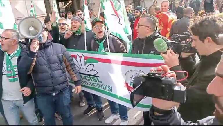 Ex Ilva, presidio dei sindacati davanti a palazzo Chigi: «Vogliamo lavoro e dignità» – VIDEO