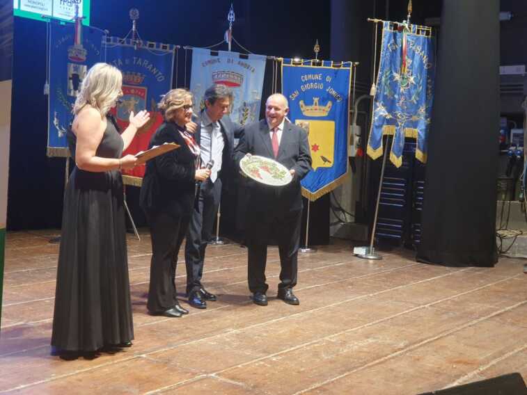 Galleria foto 'Pugliesi nel Mondo: a Canosa premiato anche il dj Linus. Rosanna Banfi madrina d’eccezione' - foto 1