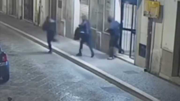 Rapina a mano armata in una gioielleria a Foggia: bottino da 300mila euro. La titolare: «Ho avuto paura»