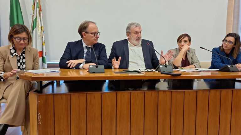 ReD, la Puglia investe 45 mln. Emiliano: «Così rispondiamo al funerale del Reddito di cittadinanza» – VIDEO