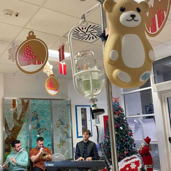 Galleria foto 'Renzo Rubino “porta il Natale” al Policlinico: il concerto per i pazienti dell’oncoematologia pediatrica – VIDEO' - foto 1