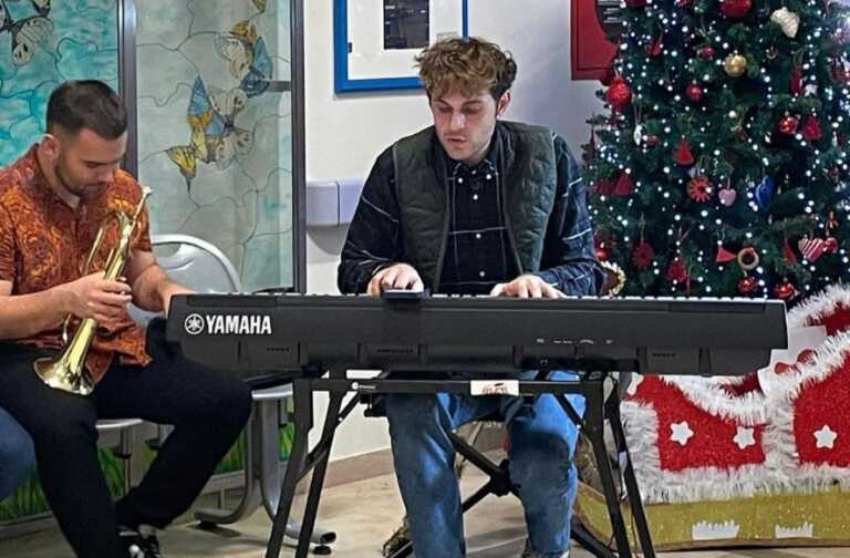 Renzo Rubino “porta il Natale” al Policlinico: il concerto per i pazienti dell’oncoematologia pediatrica – VIDEO