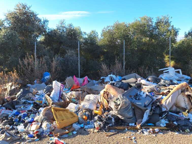 Matera, la zona industriale è una discarica tra plastica, pneumatici e arredi abbandonati