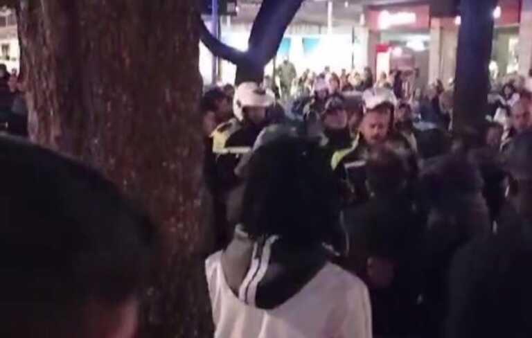 Bari, caos in piazza Umberto: rissa tra gruppi di ragazzi. Spintoni ai vigili – VIDEO