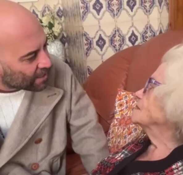 I Negramaro a Sanremo. L'”In bocca al lupo” di nonna Stella a Giuliano Sangiorgi: «Ora ho tutto» – VIDEO