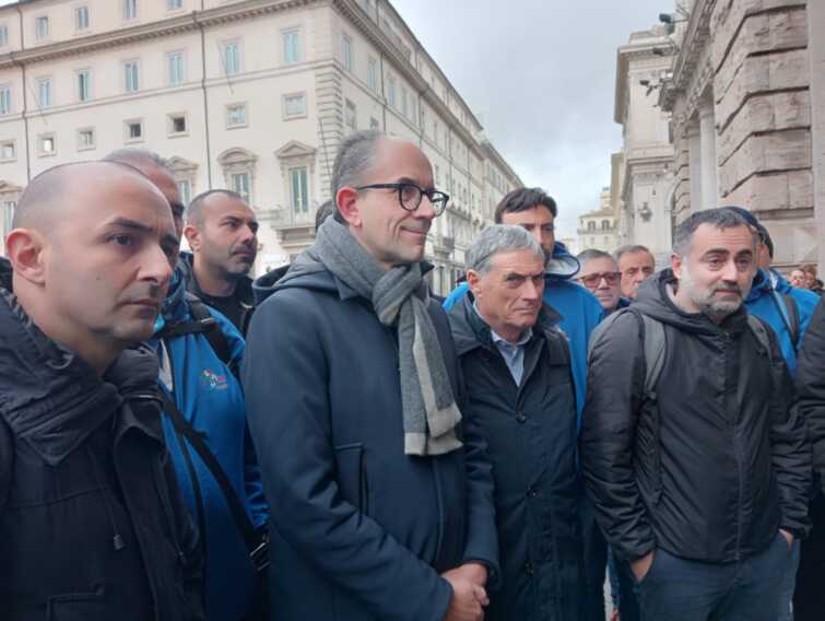 Ex Ilva, presidio dei sindacati a Roma. Fim Cisl: «Il Governo diventi socio di maggioranza» – VIDEO
