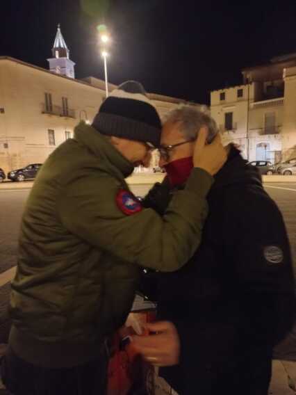 Galleria foto 'Andria, uomini in piazza contro i femminicidi: mani legate e fiori per chiedere scusa – FOTO' - foto 4