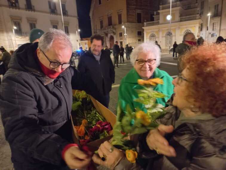 Andria, uomini in piazza contro i femminicidi: mani legate e fiori per chiedere scusa – FOTO