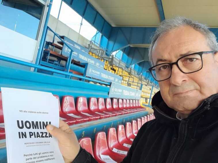 Bocche bendate e mani annodate: «Noi uomini in piazza contro i femminicidi»