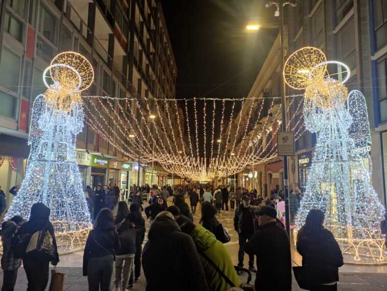 Bari si veste a festa aspettando San Nicola e il Natale: la magia delle luci in via Sparano – FOTO