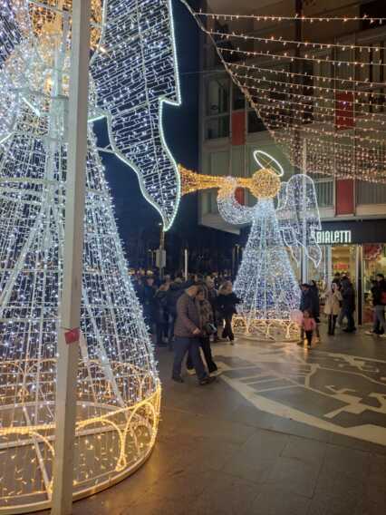 Galleria foto 'Bari si veste a festa aspettando San Nicola e il Natale: la magia delle luci in via Sparano – FOTO' - foto 7