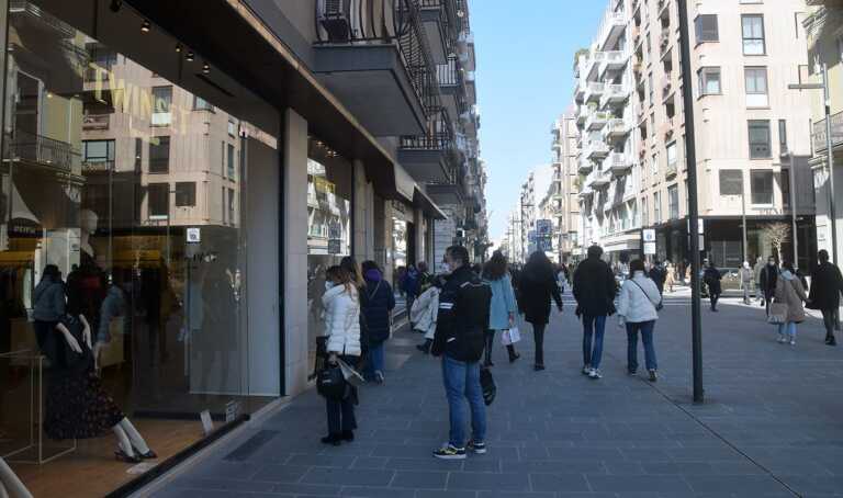 Stipendi al palo, scatta la protesta. La storia di Martina: «Io, vetrinista, lavoro 12 ore al giorno e ci rimetto»