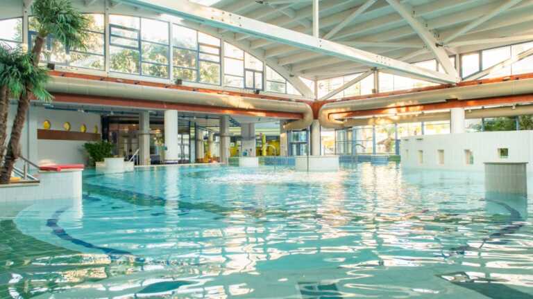 Bari, 26enne morto nella piscina di Villa Camilla: disposta l’autopsia. Si indaga per omicidio colposo