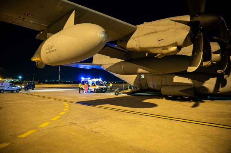 Galleria foto 'Incinta di due gemelli, rischia di perderne uno: trasferita da Bari a Roma con un volo dell’Aeronautica' - foto 2