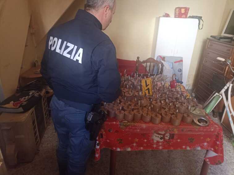 Una segnalazione su “YouPol”, botti e droga nascosti in casa: arrestato 60enne a Foggia