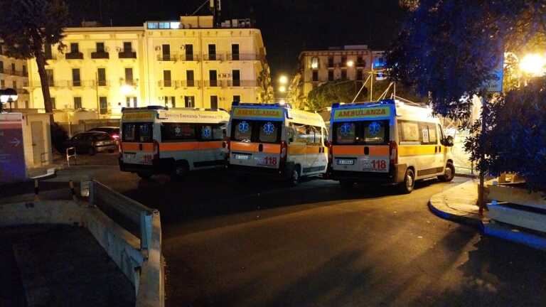 Caos al Pronto Soccorso di Taranto: ambulanze in coda e poche barelle