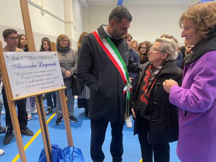 Bari, intitolata ad Alessandro Leogrande la nuova palestra di una scuola al quartiere San Paolo – VIDEO