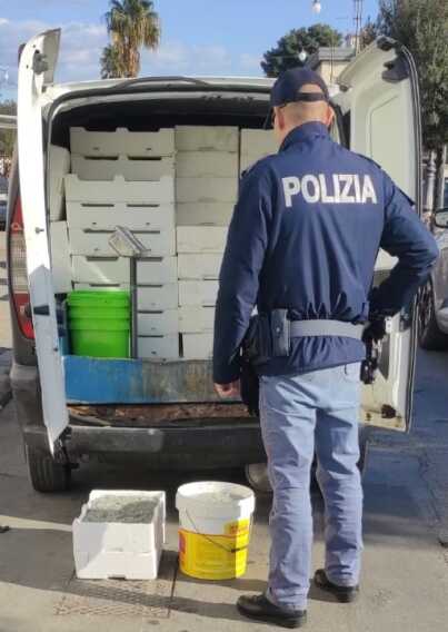 Taranto, sequestrati 250 chili di carne in decomposizione in vendita in un negozio del centro