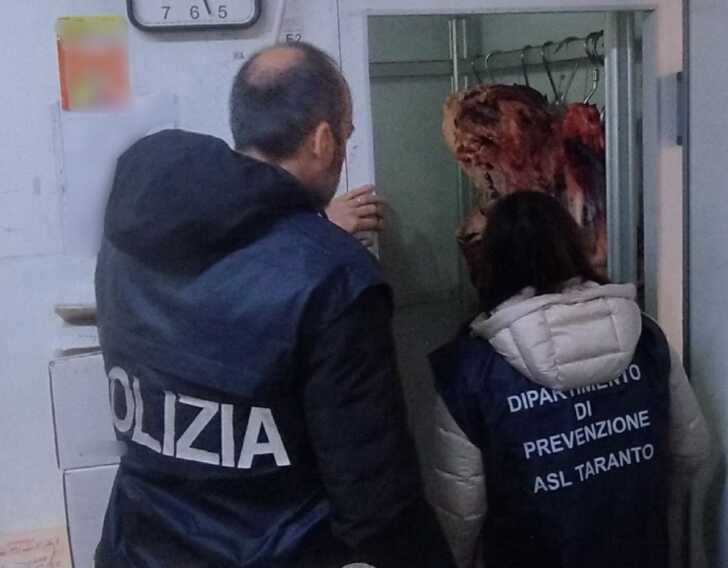 Taranto, sequestrati 250 chili di carne in decomposizione in vendita in un negozio del centro