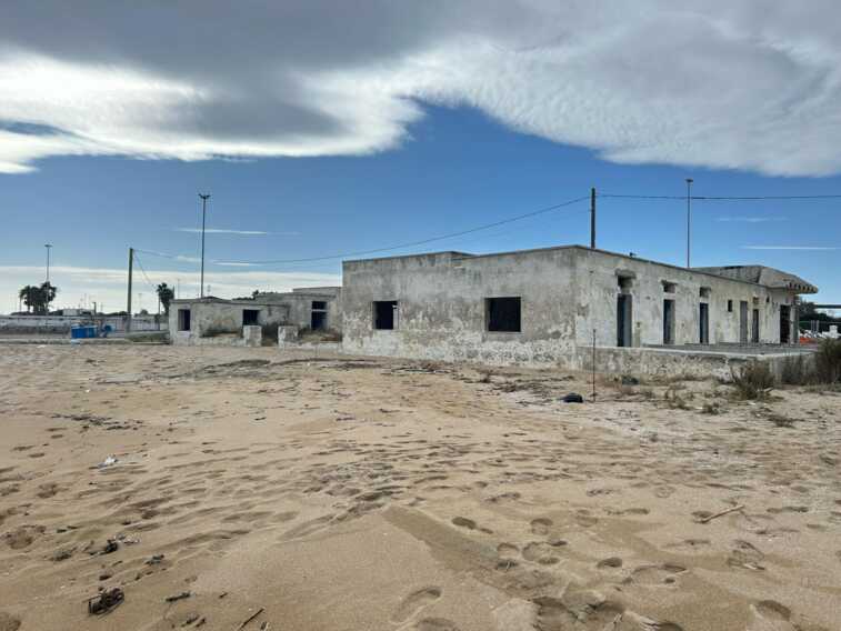 Galleria foto 'Lecce, via all’abbattimento dell’ex lido Rella. Salvemini: «Restituiamo la bellezza alla spiaggia di Frigole»' - foto 4