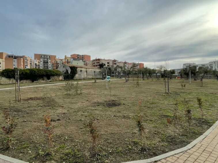 Galleria foto 'Matera, il parco “Vezzoso” diventa letterario: ecco le panchine-libro dedicate ai poeti lucani' - foto 1