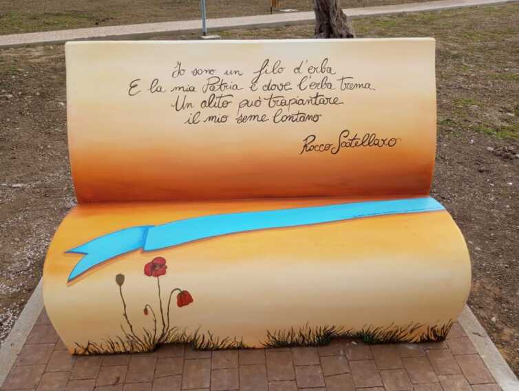 Matera, il parco “Vezzoso” diventa letterario: ecco le panchine-libro dedicate ai poeti lucani