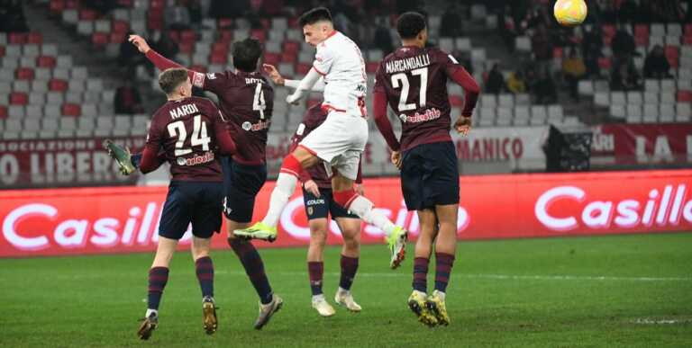 Il Bari delude e la Reggiana vince al San Nicola. I tifosi bloccano giocatori e dirigenti: «De Laurentiis vattene»