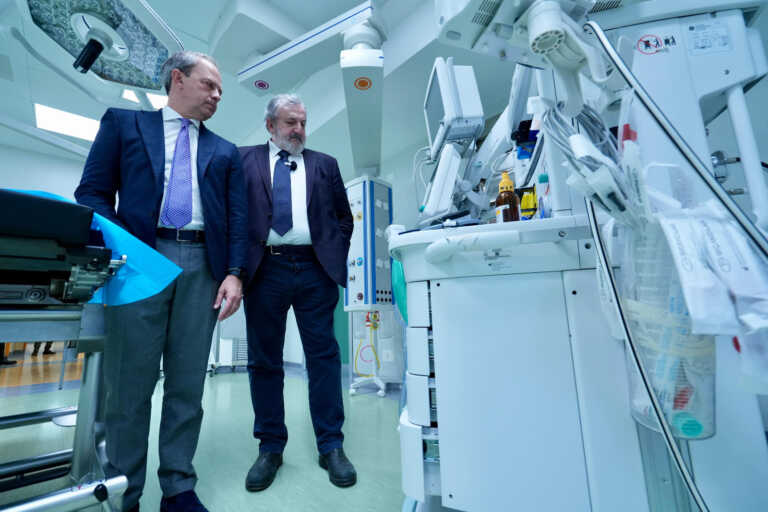 Foggia, al Policlinico il nuovo reparto con otto sale operatorie. Emiliano: «Una rivoluzione»