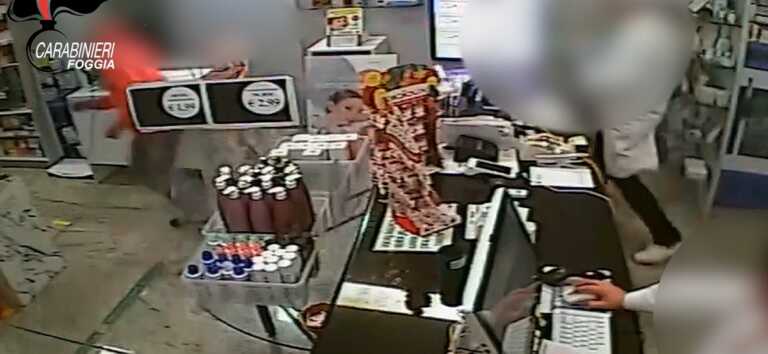 Manfredonia, tenta di rapinare una farmacia armato di coltello: arrestato 30enne – VIDEO