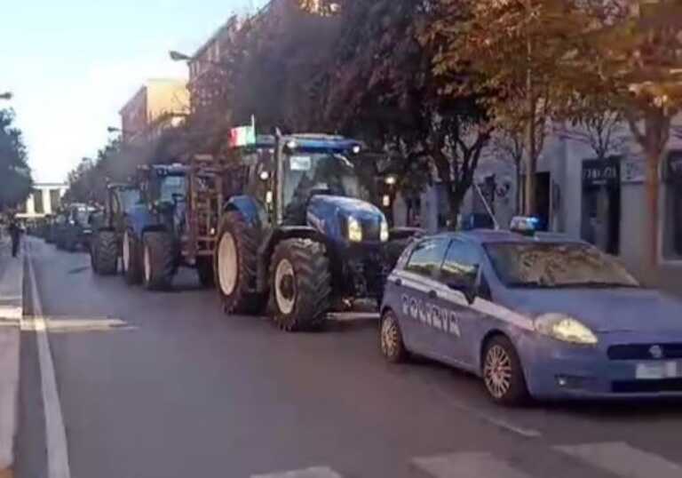 Protestano gli agricoltori: a Foggia un’invasione di trattori. Disagi alla circolazione in città – VIDEO