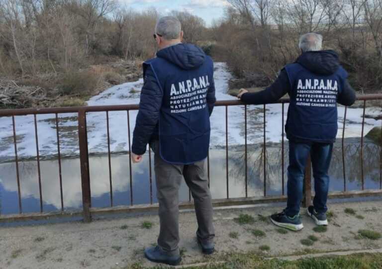 Schiuma maleodorante nel fiume Ofanto: l’Arpa esegue i campionamenti. I risultati la prossima settimana