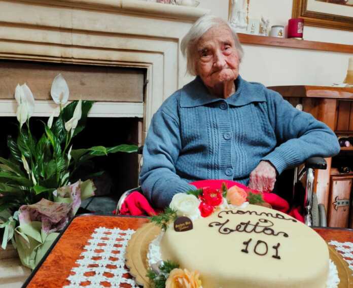Galleria foto 'Galatone in festa per i 101 anni di nonna Antonia: «Gentilezza e fede gli assi portanti della sua vita»' - foto 1