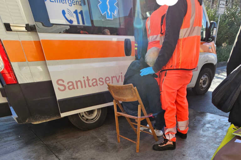 Bari, marciapiede sconnesso al mercato di Santa Chiara: cade un anziano, soccorso dai sanitari del 118