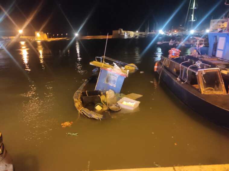 Galleria foto 'Auto affonda una barca a Trani: il mezzo parcheggiato a folle bloccato prima di finire in mare' - foto 1