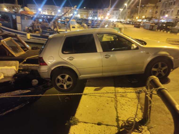Auto affonda una barca a Trani: il mezzo parcheggiato a folle bloccato prima di finire in mare