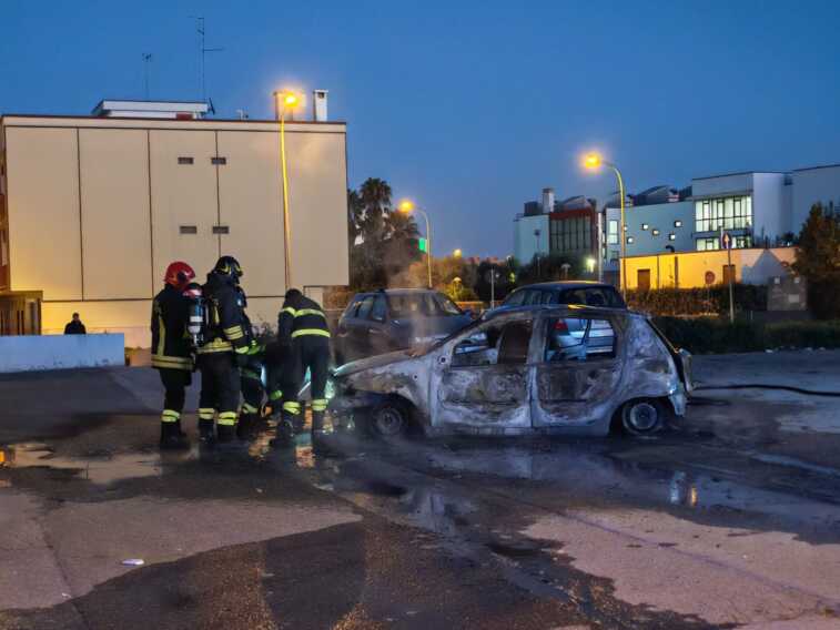 Attimi di paura a Casamassima: un incendio distrugge un’auto in via Bari. Intervengono i vigili del fuoco
