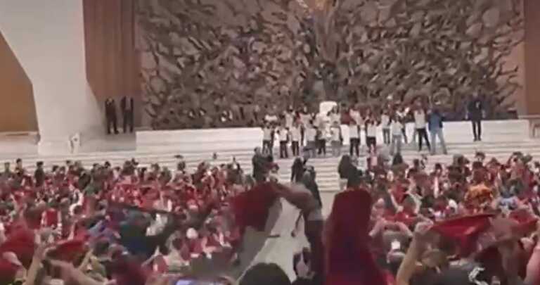 Settemila ragazzi incontrano Papa Francesco e cantano l’inno del Bari – VIDEO