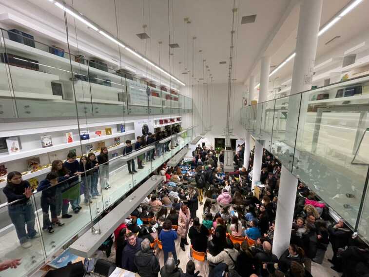 Galleria foto 'Bari, al quartiere San Paolo la biblioteca più grande della rete Colibrì. L’inaugurazione con Mario Desiati' - foto 7