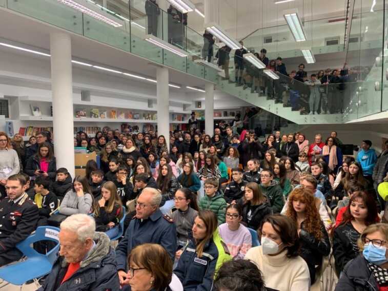 Bari, al quartiere San Paolo la biblioteca più grande della rete Colibrì. L’inaugurazione con Mario Desiati