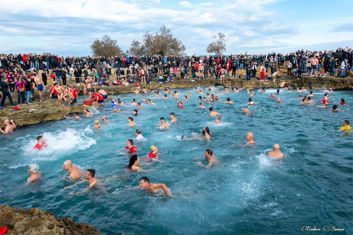 In 400 da tutto il mondo a Brindisi: un tuffo di Capodanno per la solidarietà