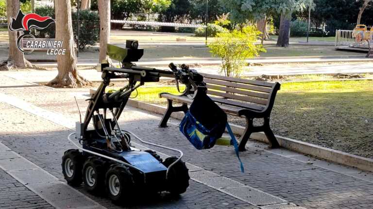 Galleria foto 'Allarme bomba a Lecce: segnalato uno zaino sospetto nei giardini pubblici. Intervengono gli artificieri – VIDEO' - foto 4