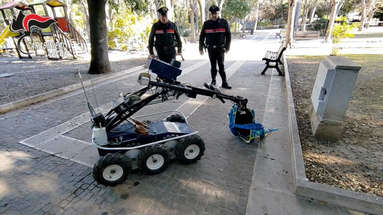 Allarme bomba a Lecce: segnalato uno zaino sospetto nei giardini pubblici. Intervengono gli artificieri – VIDEO