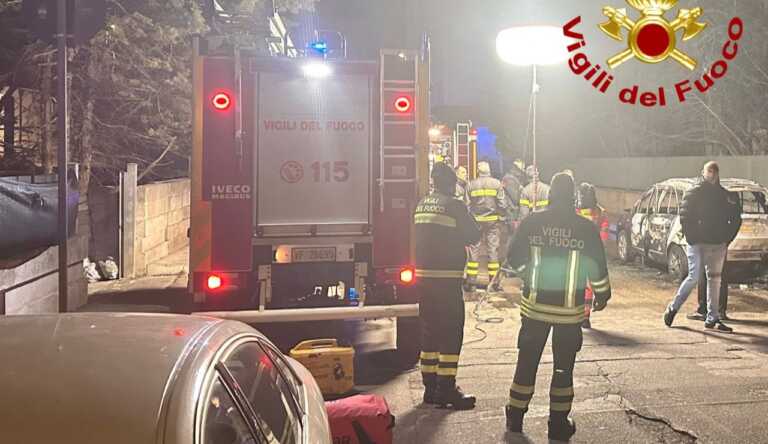 Lecce, trovato il corpo carbonizzato di un uomo all’interno di un’auto in fiamme: indagini in corso